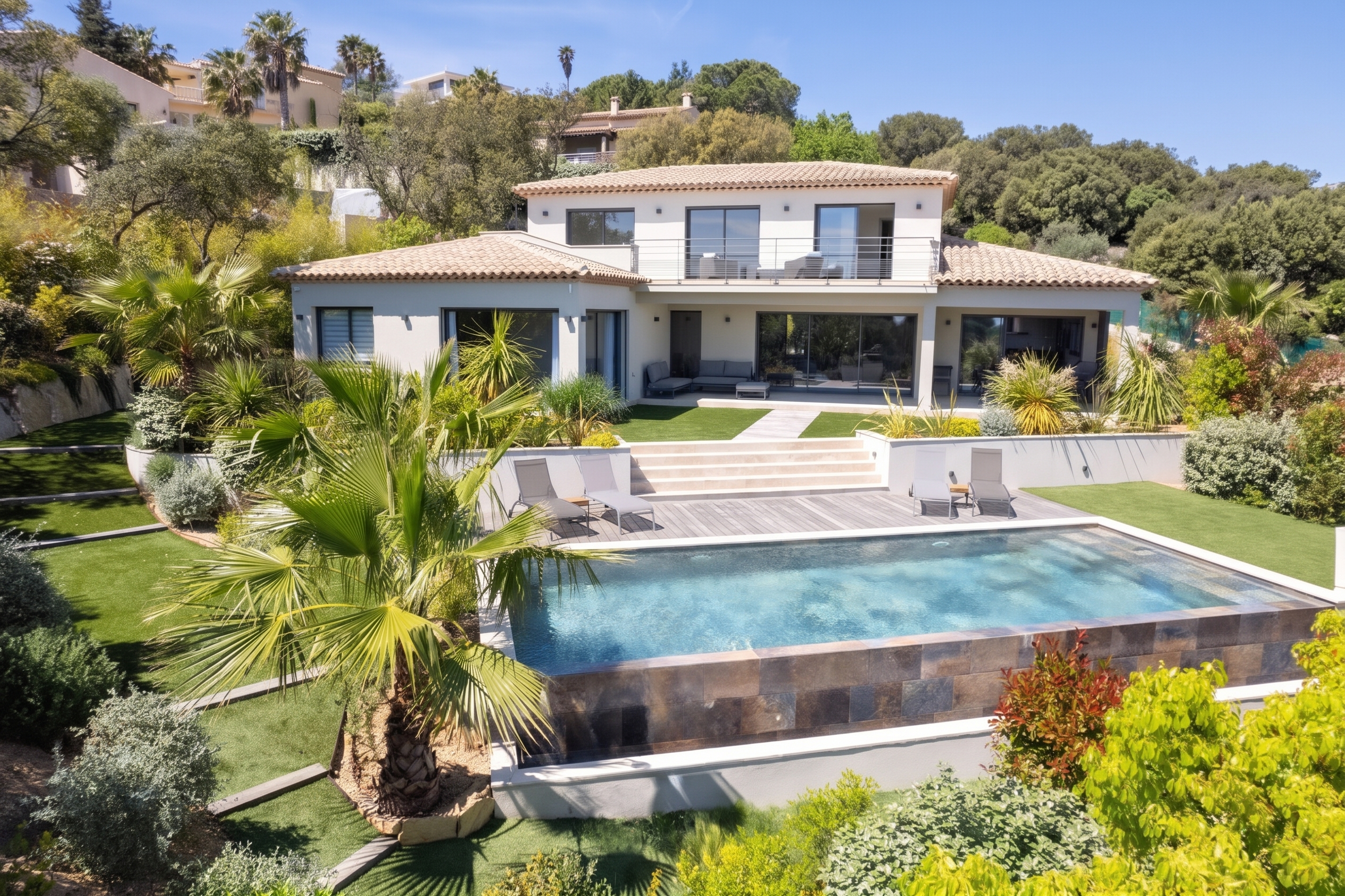 Aerial view of Villa L, a contemporary villa with infinity pool overlooking the Gulf of Saint-Tropez